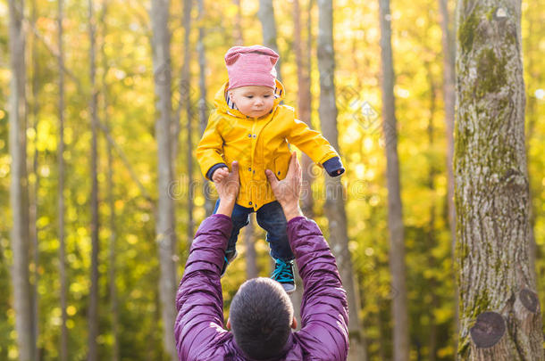 家庭，童年，父亲，休闲和人的概念-快乐的父亲和小儿子在户外玩耍