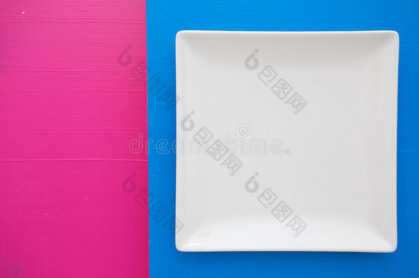 蓝色和粉红色背景上的空白色陶瓷<strong>盘子</strong>，<strong>方形盘子</strong>
