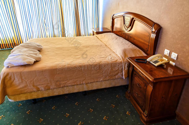 酒店客房配有双人床，带有复古设计