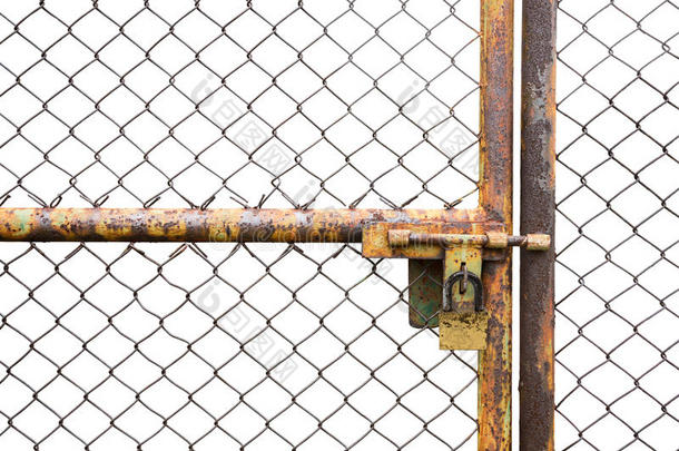 门生锈的铁栅栏锁在白色的背景上