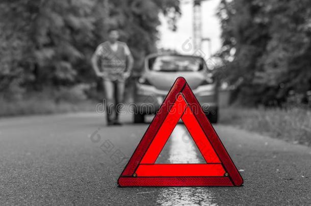 道路上的破车<strong>和</strong>红色警告三角形