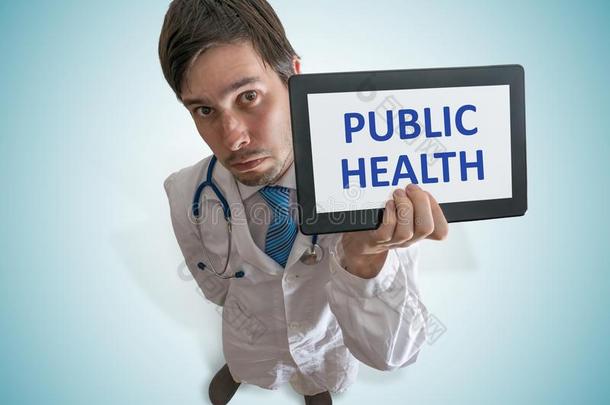 医生正在展示带有公共卫生文字的药片。