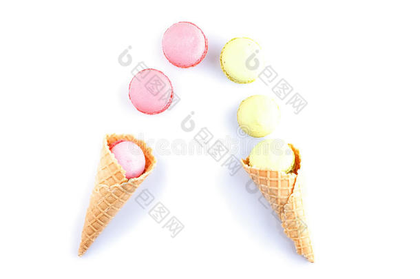 <strong>彩色</strong>通心粉粉红色的<strong>冰淇淋</strong>蛋卷华夫饼
