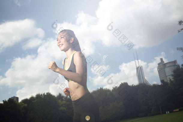 <strong>健康健康</strong>的中国<strong>妇女</strong>在日出时在公园跑步