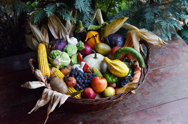一篮子有机食品蔬菜