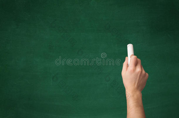 手在干净的黑板上写字