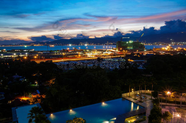 城市景观日落在巴特沃斯，槟城，马来西亚