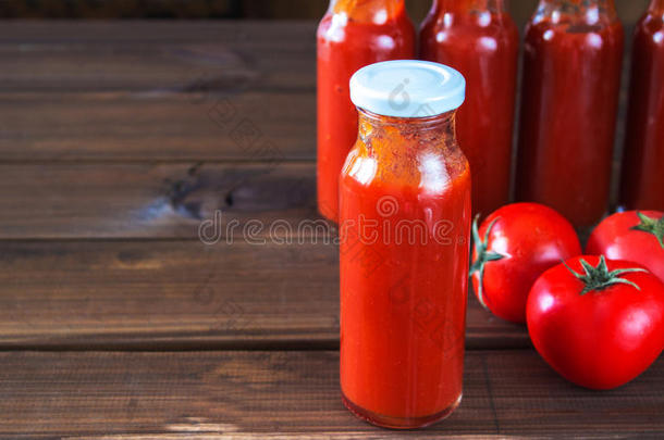 自制番茄酱和西红柿的瓶子。 番茄酱
