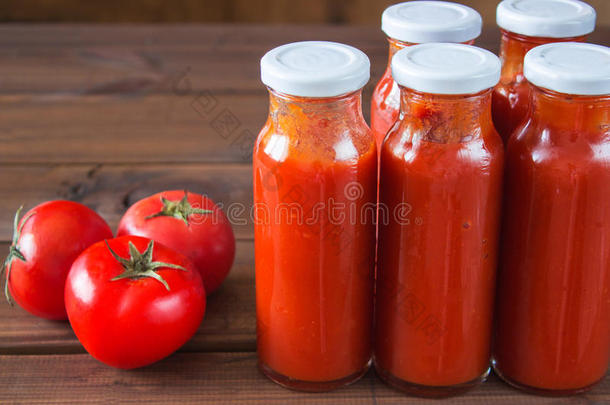 自制番茄酱和西红柿的瓶子。 番茄酱