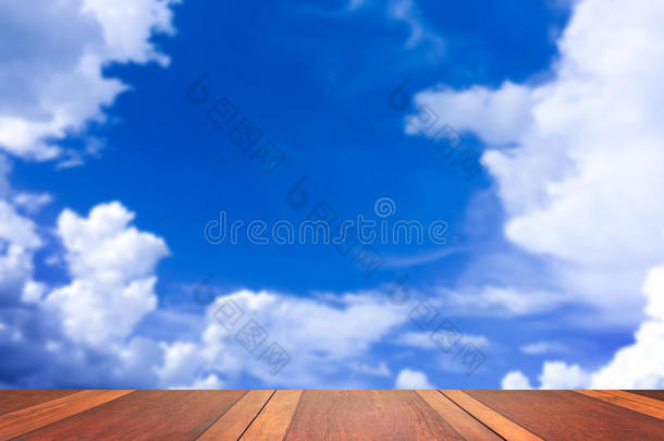 空棕色木桌面和蓝天模糊的<strong>背景图</strong>像，用于<strong>产品</strong>显示蒙太奇，可用于蒙太奇或dis