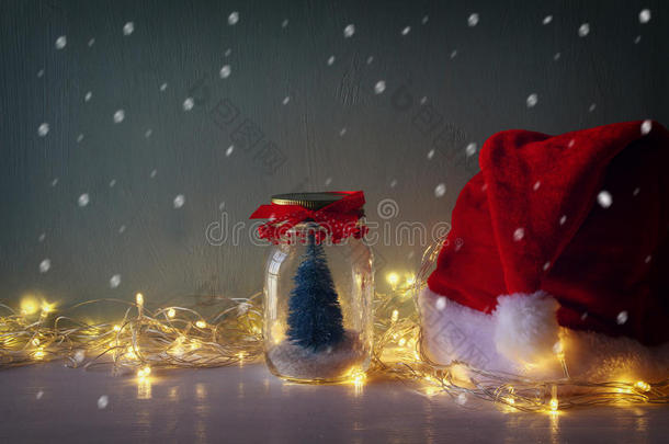 梅森罐子里的圣诞树上有花环温<strong>暖</strong>的<strong>灯</strong>光
