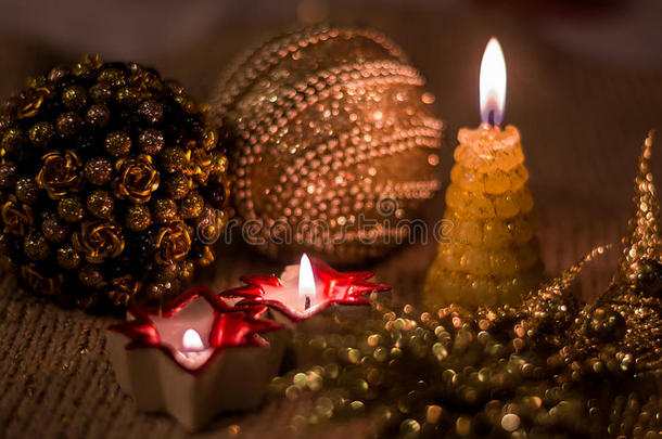 用圣诞装饰品和蜡烛组成，用金色装饰。 <strong>新年</strong>前夕。 圣诞<strong>快</strong>乐，<strong>新年快</strong>乐