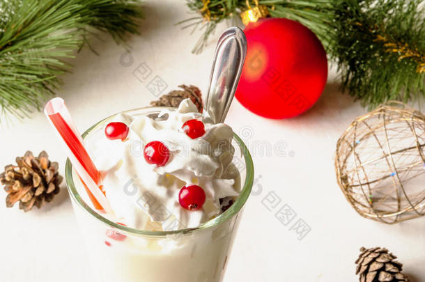 圣诞蔓越莓奶昔和酸奶加生奶油