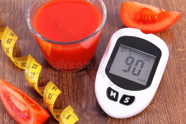 <strong>血糖仪</strong>与厘米，新鲜番茄和番茄汁，糖尿病，健康营养