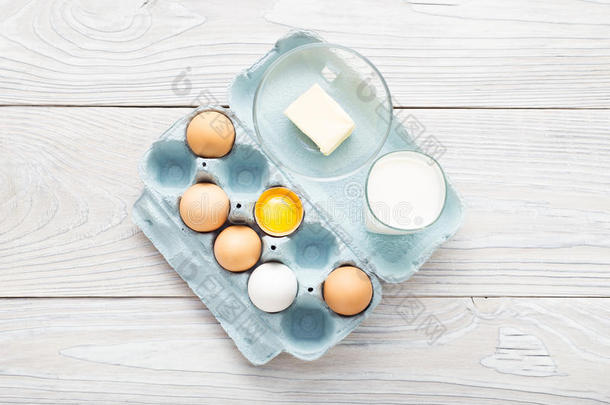 鸡蛋，牛奶和黄油在白色的木桌上
