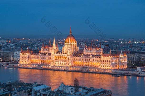 匈牙利布达佩斯多瑙河畔匈牙利议会<strong>大厦夜景</strong>