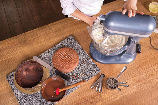 厨房桌子上的巧克力蛋糕烘焙配料与厨房用具，顶部视图