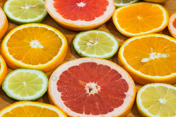 柑橘类水果背景与切片的橙子柠檬，石灰，橘子和柚子