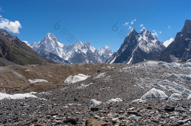 加什鲁姆地块和米特雷峰山，K2跋涉