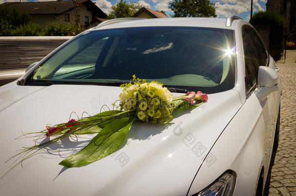 白色婚车上的花束