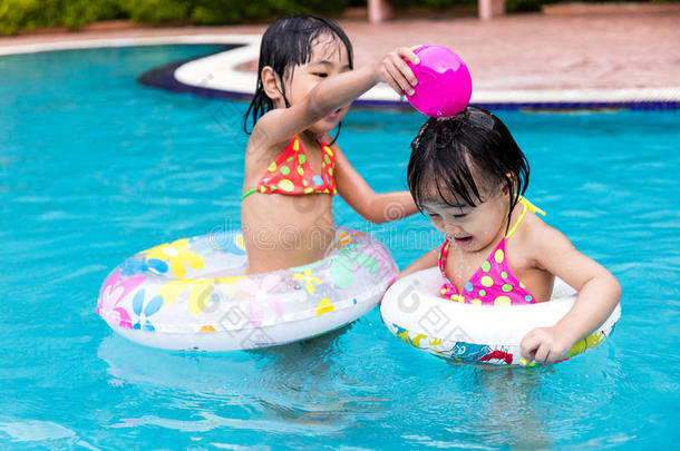亚洲中国小女孩在游泳池里玩耍