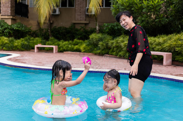 亚洲中国小女孩在游<strong>泳池里玩耍</strong>