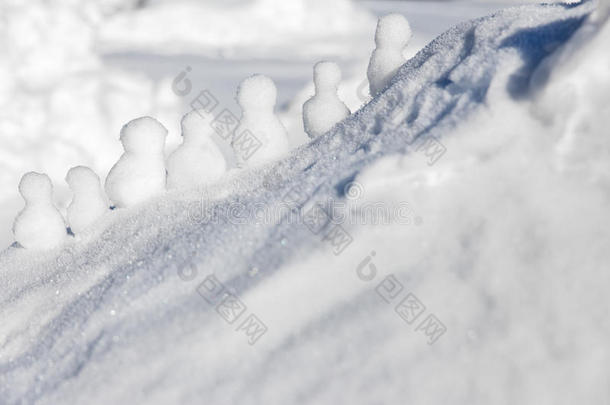 雪地里有许多小雪人