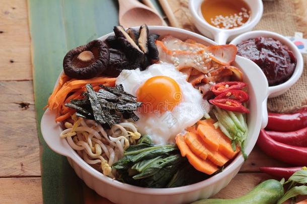 比宾巴韩国菜在木材背景下很好吃。
