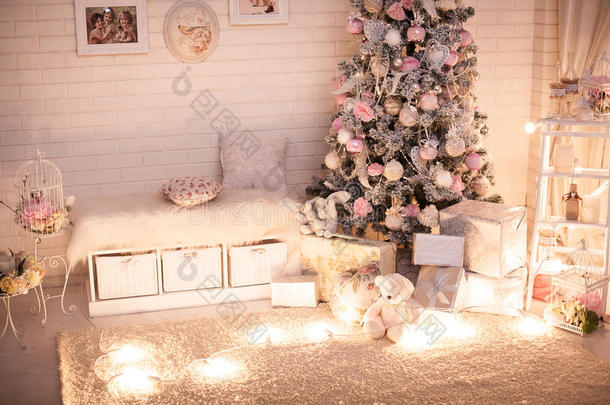 圣诞儿童房间有装饰树。
