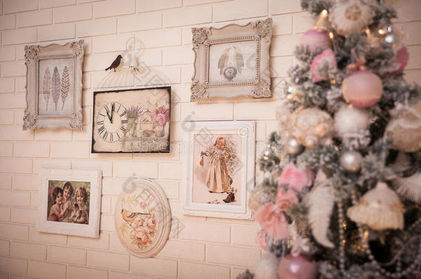 圣诞树在白色砖墙背景。