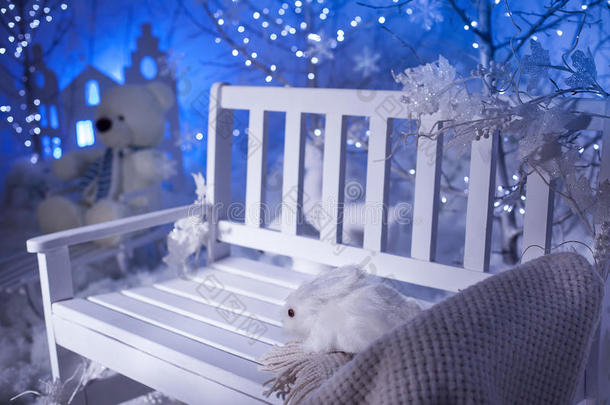 圣诞背景。 银树附近的白色长凳