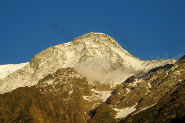 在勃朗峰徒步旅行路线上的一条线，岩石和雪山