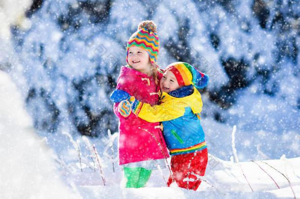 孩子们在下雪的冬天公园玩耍