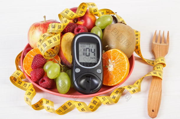 血糖仪，新鲜水果盘和厘米，糖尿病和健康营养