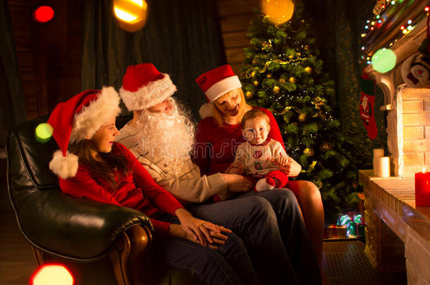 家庭肖像在家庭假日客厅在圣诞树