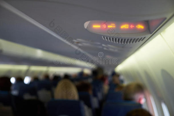 在飞机上系好安全带和禁止吸烟标志