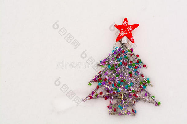 装饰圣诞树在雪地里有一颗星星，