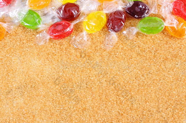 五颜六色的糖果和粒状的红蔗糖，糖尿病的概念
