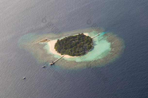 美丽的热带岛屿在海洋，从水上飞机在马尔代夫