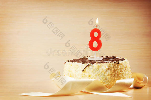 生日蛋糕和燃烧的蜡烛作为第八