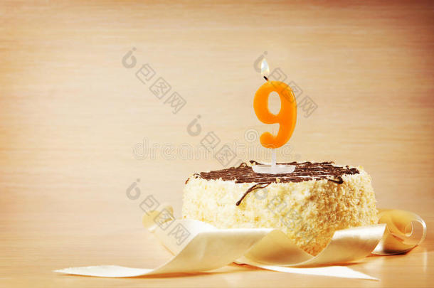 生日蛋糕和燃烧的蜡烛作为数字9