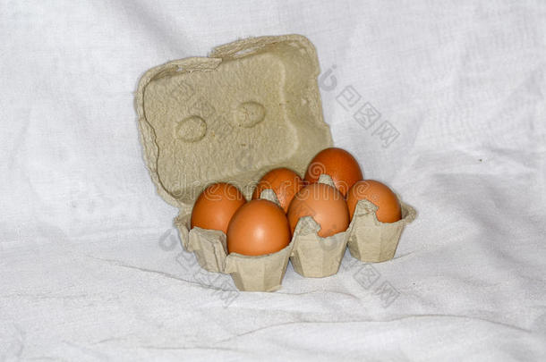 纸盒子里的鸡蛋
