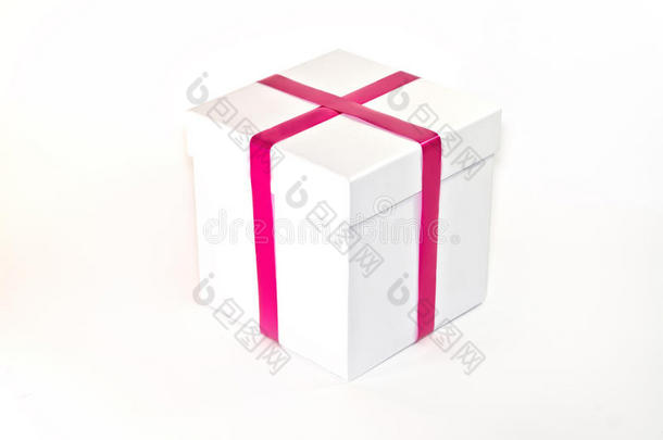 带粉红色丝带的白色盒子
