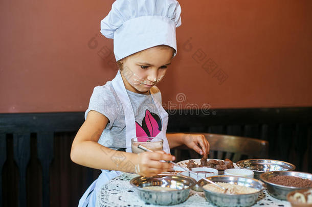 一个小女孩糕点厨师做自<strong>制糖</strong>果