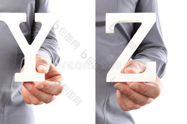 双手拿着字母y和z，从白色b上分离出来