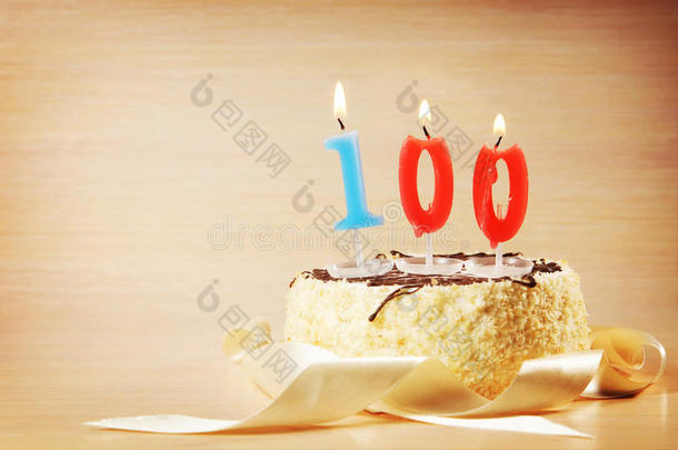 生日蛋糕用燃烧的蜡烛作为第一百
