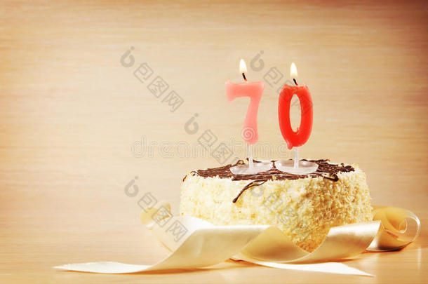 生日蛋糕用燃烧的蜡烛作为数字70