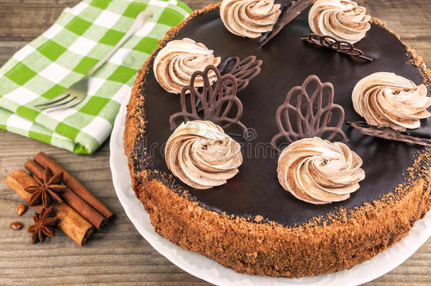 圆形巧克力蛋糕