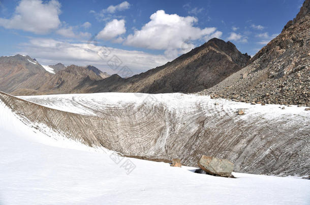 山区冰川的裂缝