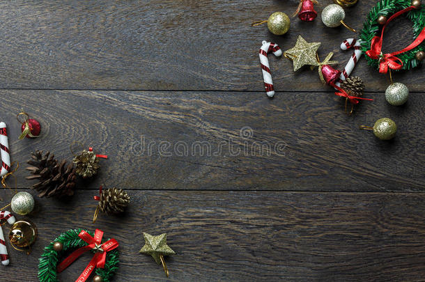 木制背景上的圣诞<strong>装饰品</strong>和圣诞<strong>装饰品</strong>，带复制空间。